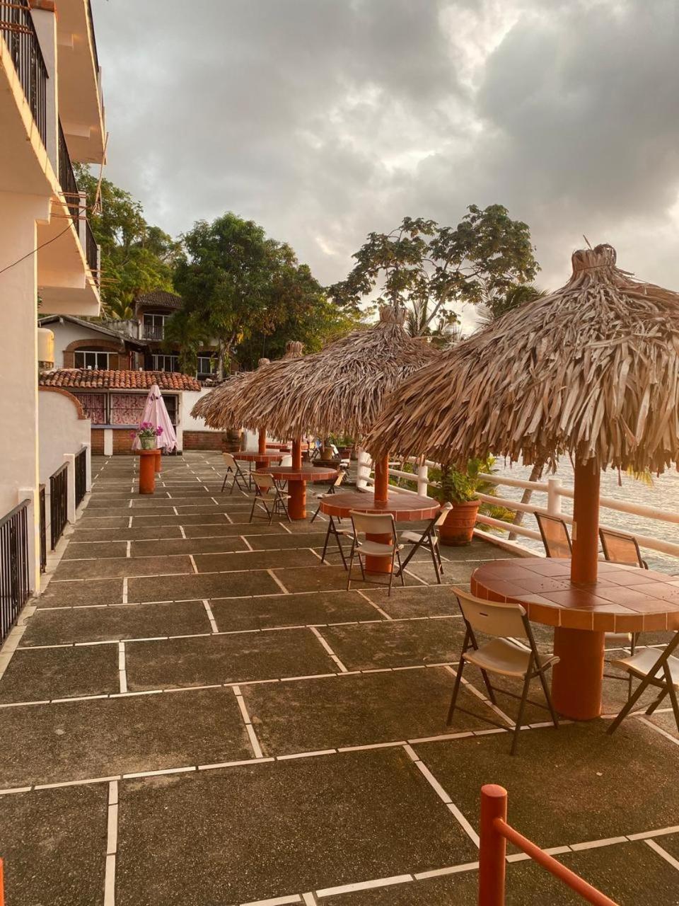 Traditional Sierra Leon Oceanfront Rooms - Adults Only Пуерто-Вальярта Екстер'єр фото