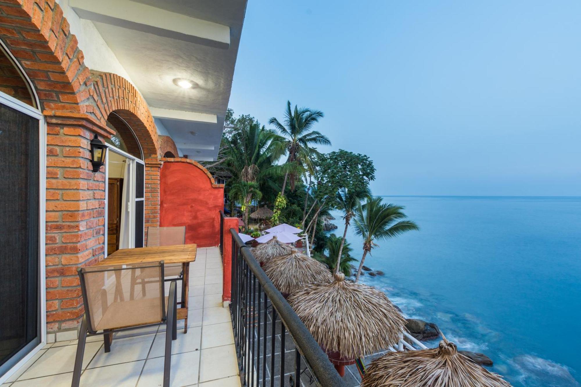 Traditional Sierra Leon Oceanfront Rooms - Adults Only Пуерто-Вальярта Екстер'єр фото