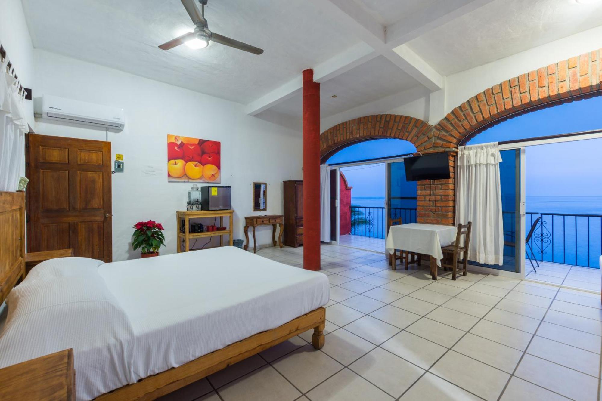 Traditional Sierra Leon Oceanfront Rooms - Adults Only Пуерто-Вальярта Екстер'єр фото