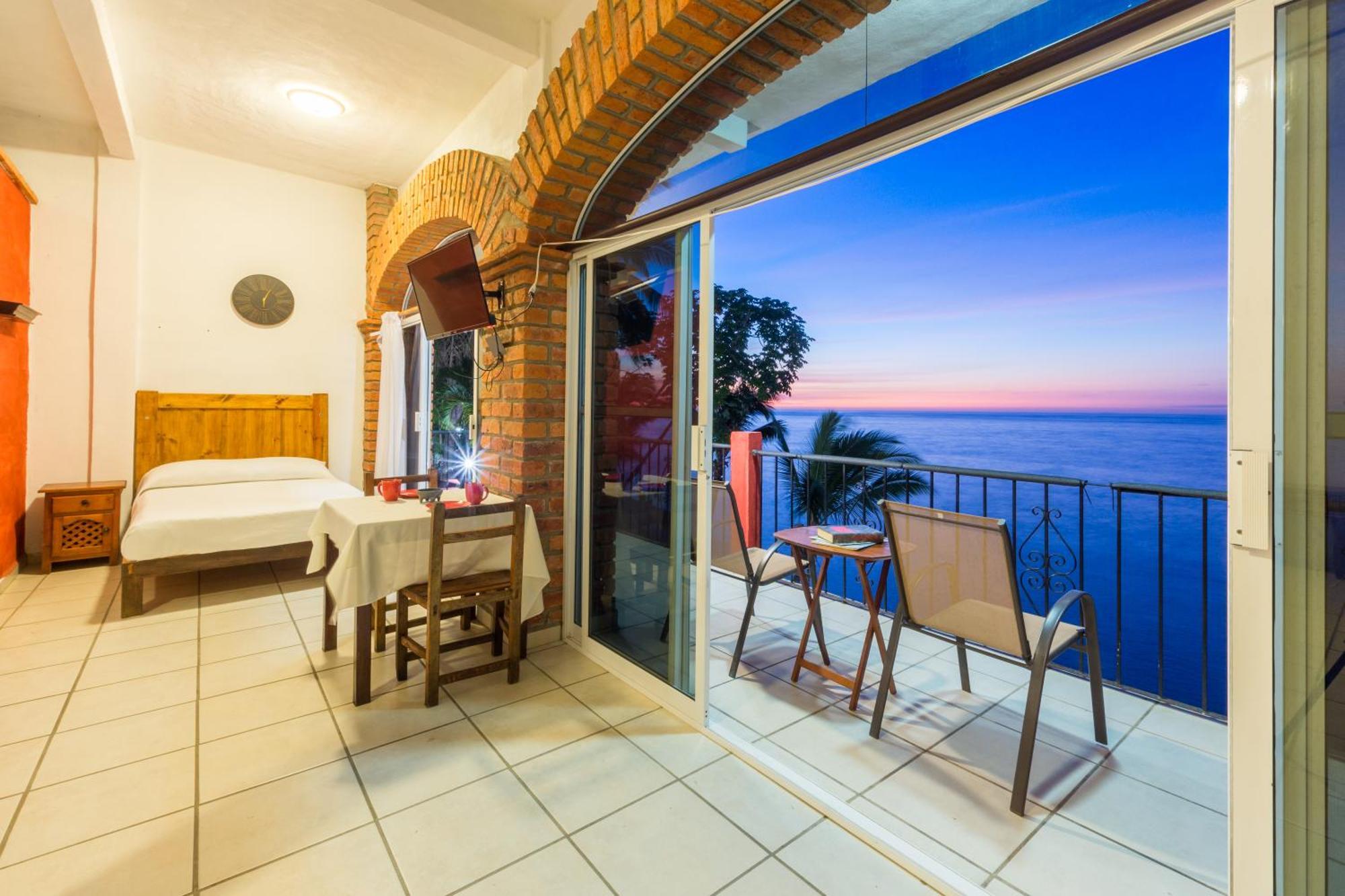 Traditional Sierra Leon Oceanfront Rooms - Adults Only Пуерто-Вальярта Екстер'єр фото