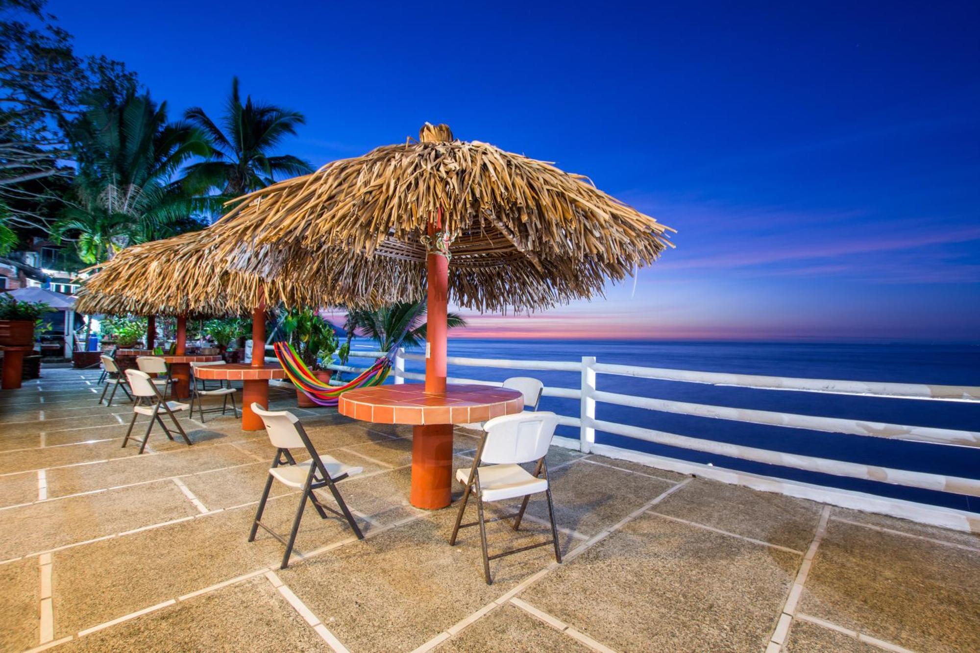 Traditional Sierra Leon Oceanfront Rooms - Adults Only Пуерто-Вальярта Екстер'єр фото