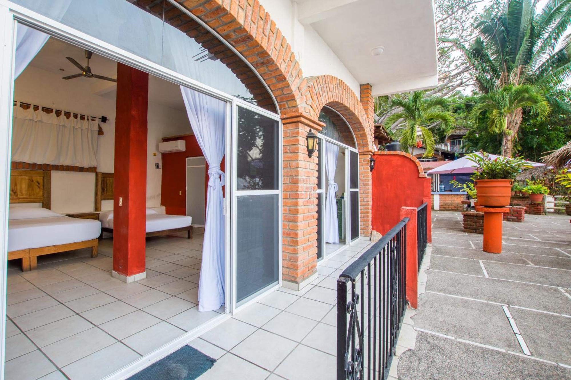 Traditional Sierra Leon Oceanfront Rooms - Adults Only Пуерто-Вальярта Екстер'єр фото