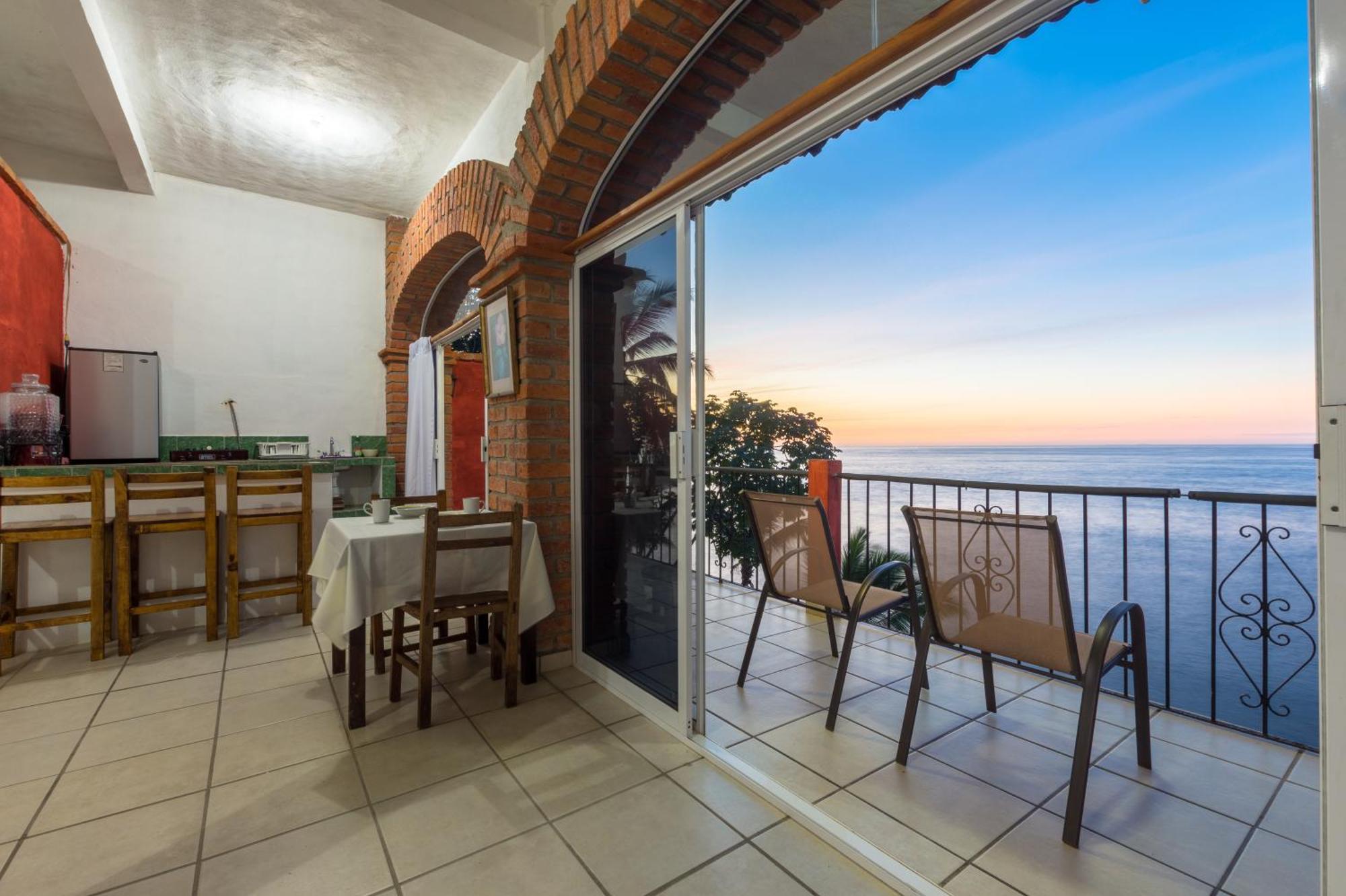 Traditional Sierra Leon Oceanfront Rooms - Adults Only Пуерто-Вальярта Екстер'єр фото
